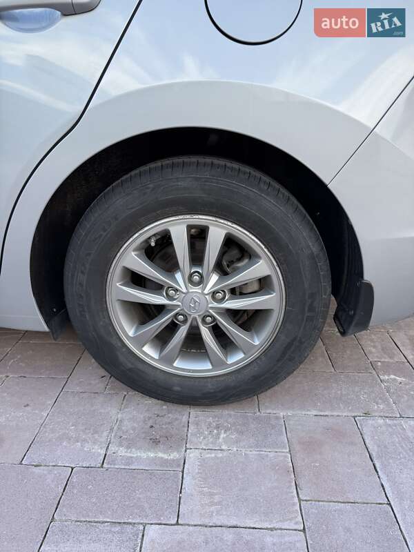 Hyundai Elantra 2019