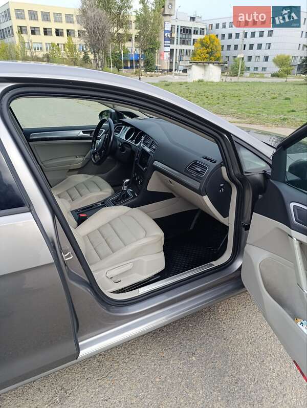 Volkswagen e-Golf 2015