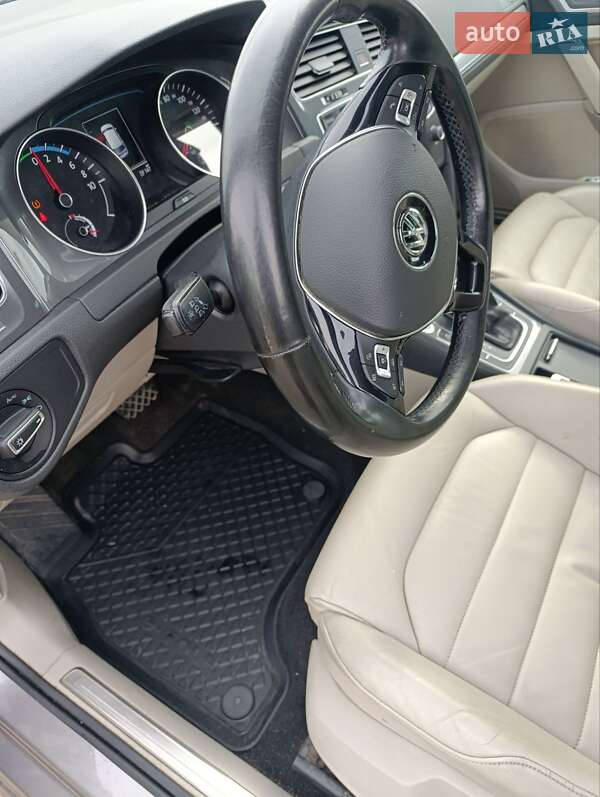 Volkswagen e-Golf 2015