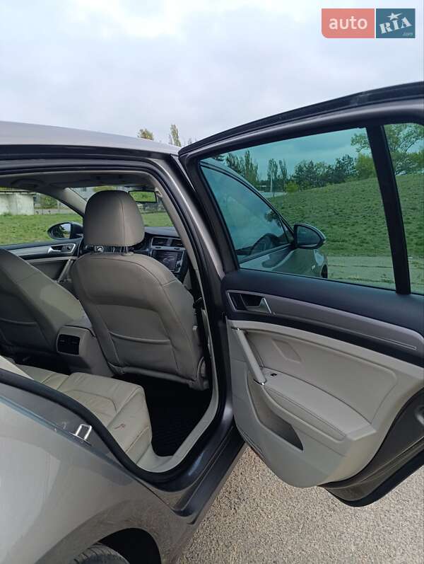 Volkswagen e-Golf 2015