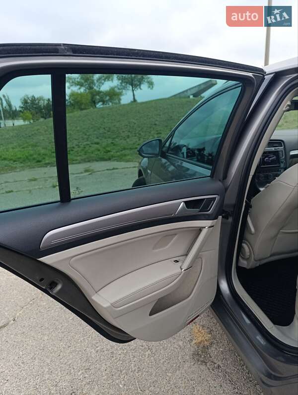 Volkswagen e-Golf 2015