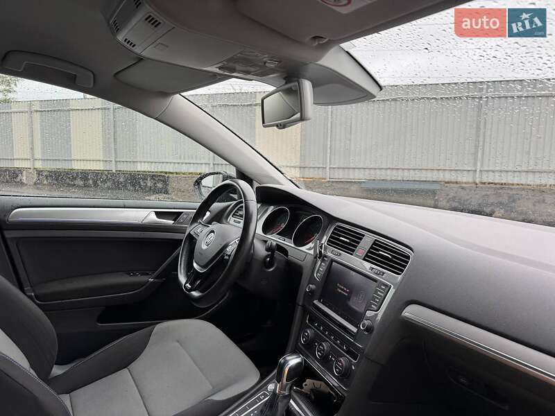 Volkswagen e-Golf 2015