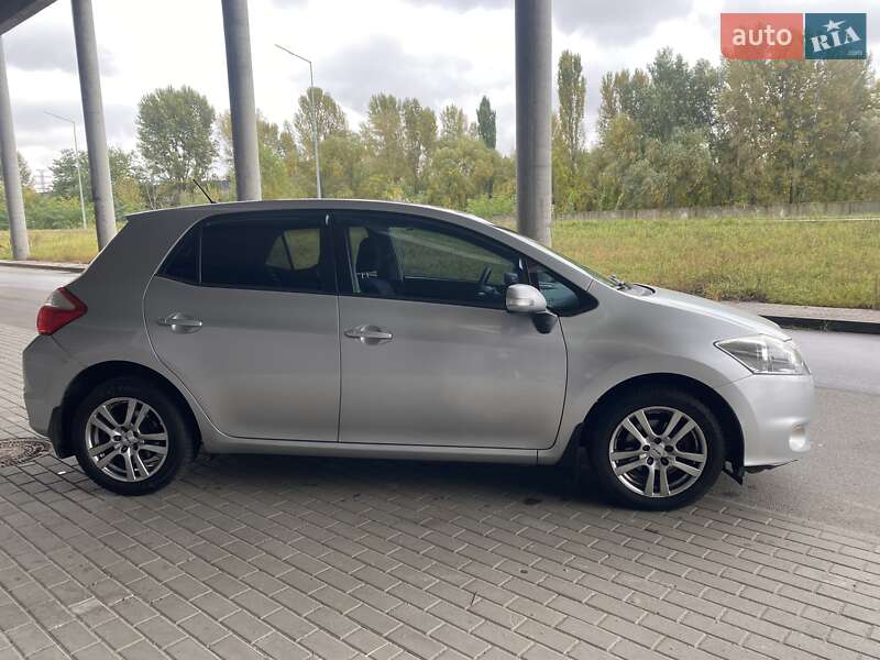 Toyota Auris 2011