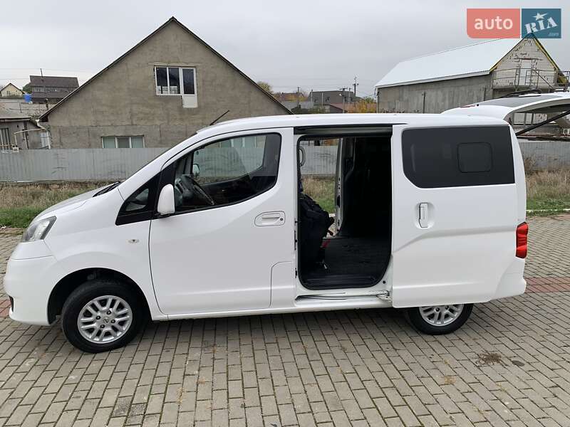 Nissan NV200 2015