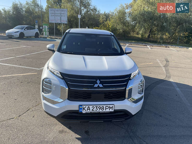 Mitsubishi Outlander 2023