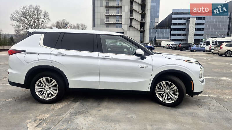 Mitsubishi Outlander 2023