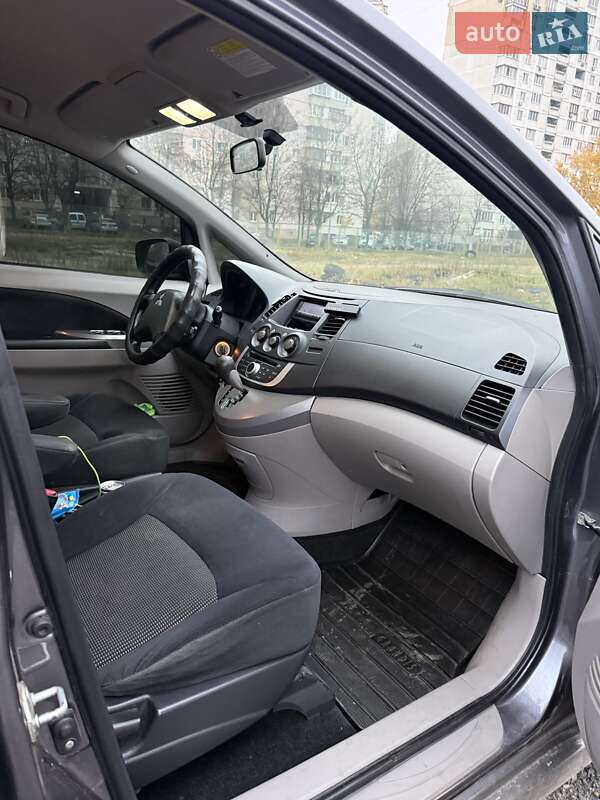 Mitsubishi Grandis 2008