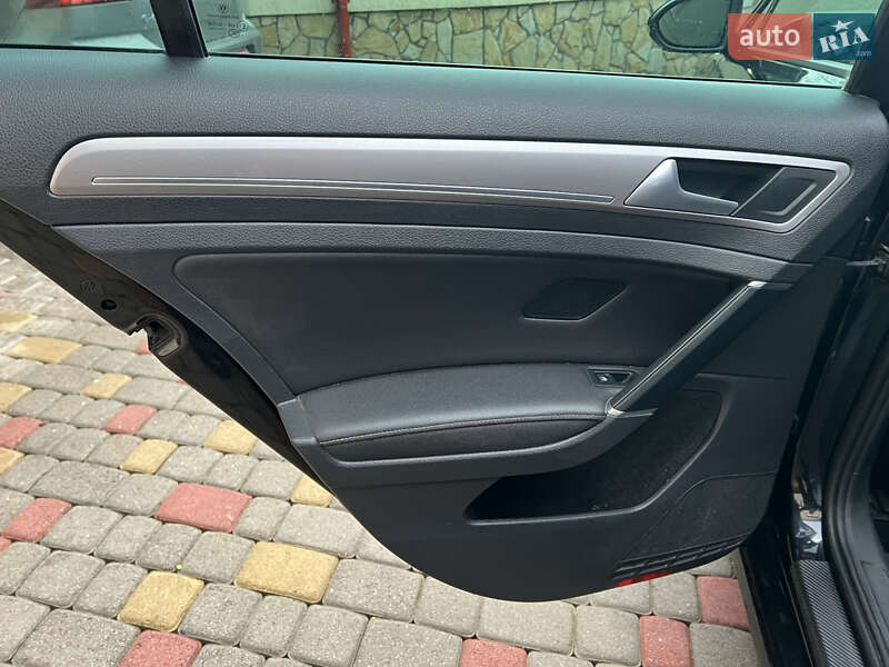 Volkswagen e-Golf 2015