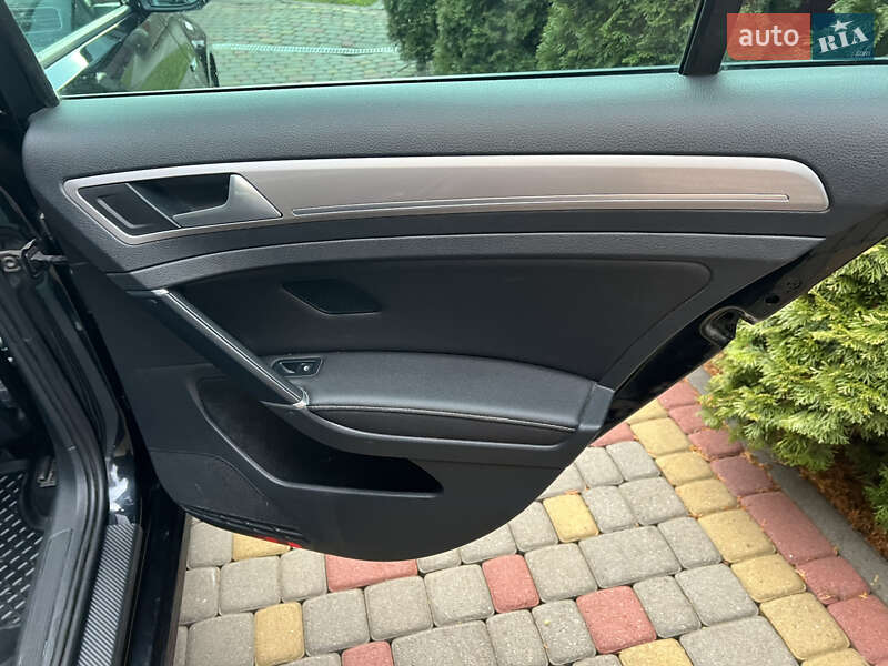 Volkswagen e-Golf 2015