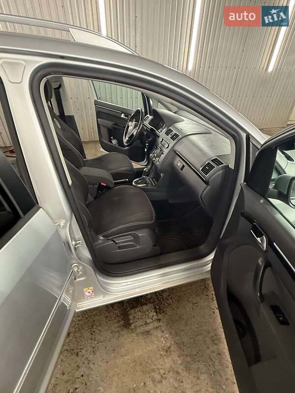 Volkswagen Touran 2011