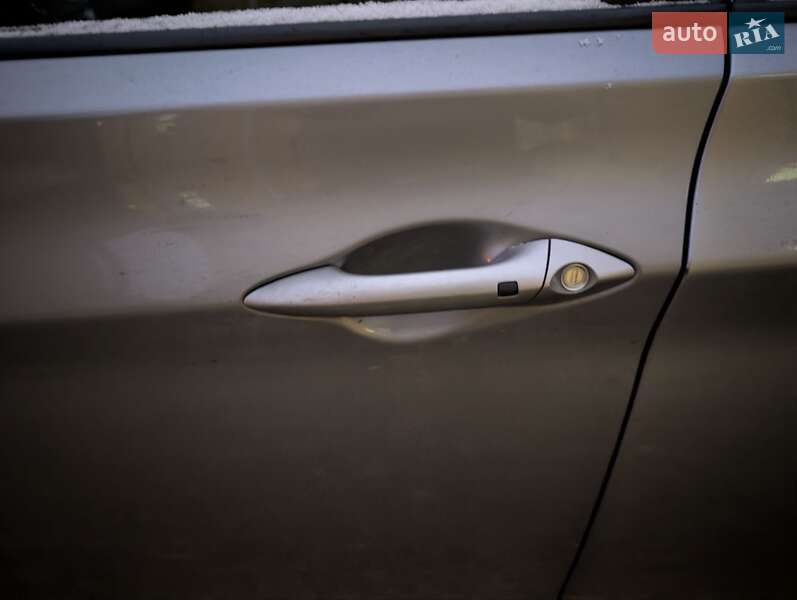 Hyundai Elantra 2012