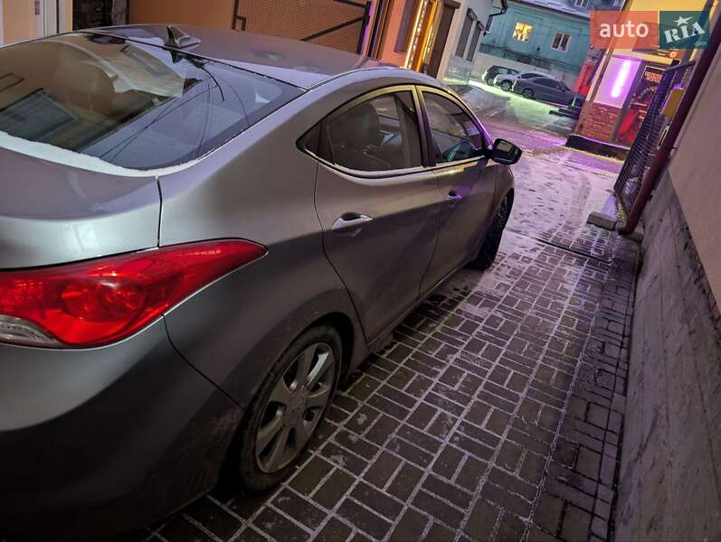 Hyundai Elantra 2012