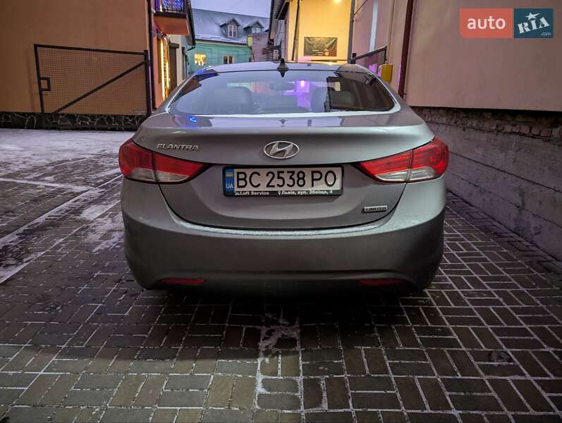 Hyundai Elantra 2012