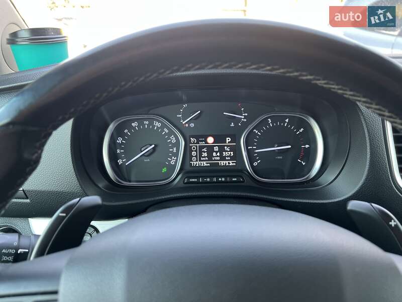 Peugeot Traveller 2021