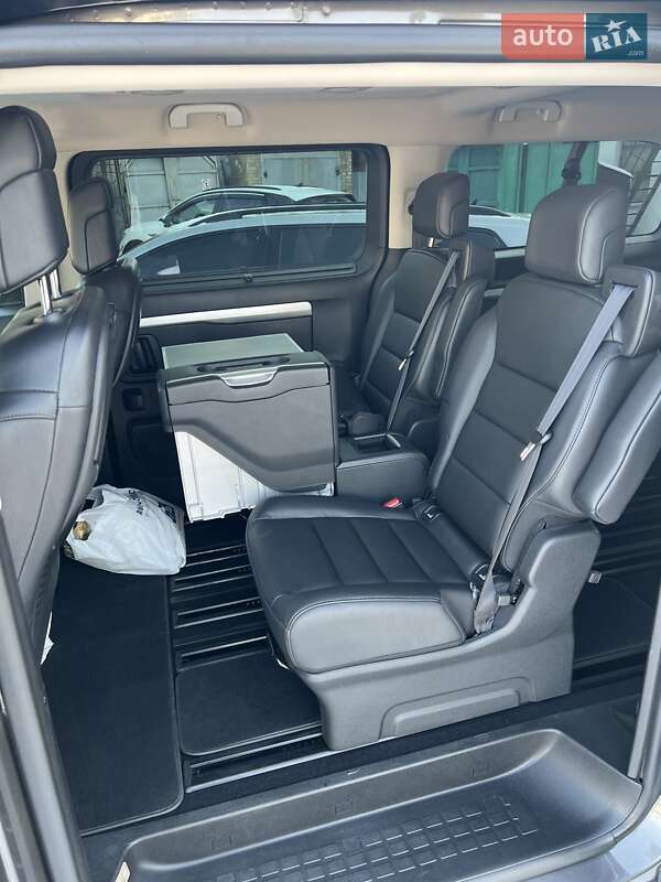 Peugeot Traveller 2021