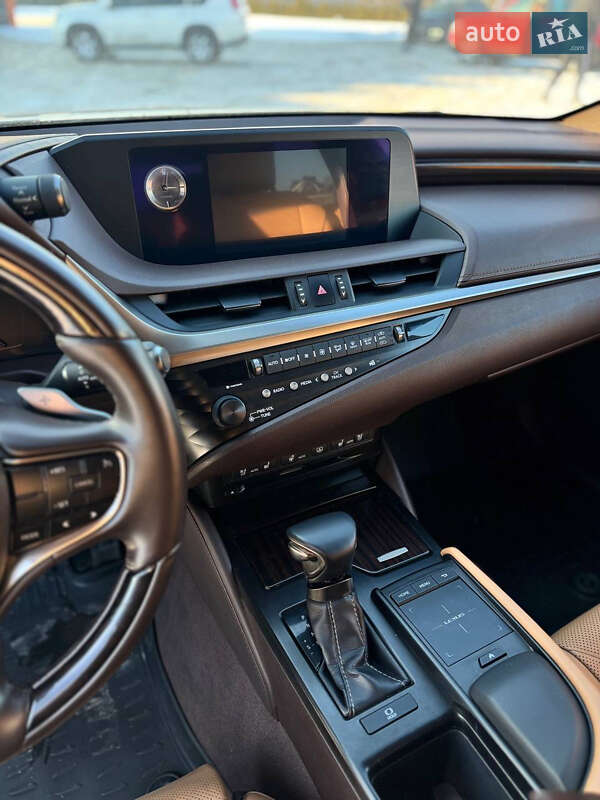 Lexus ES 2019