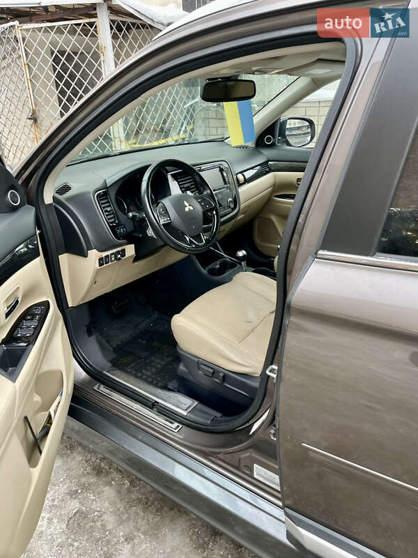 Mitsubishi Outlander 2015