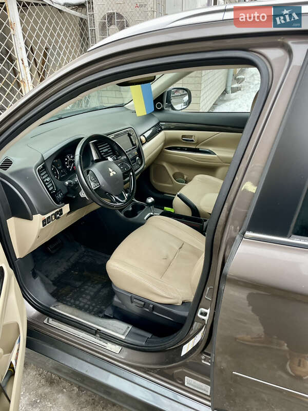 Mitsubishi Outlander 2015