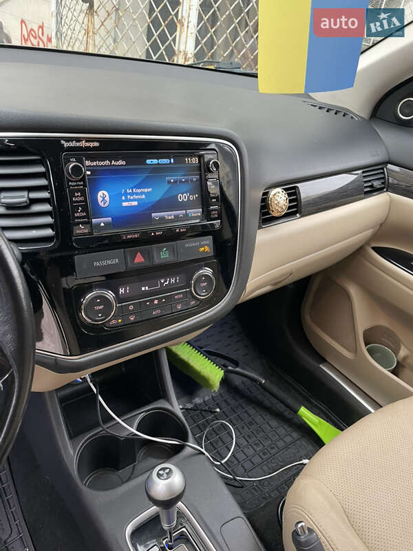 Mitsubishi Outlander 2015