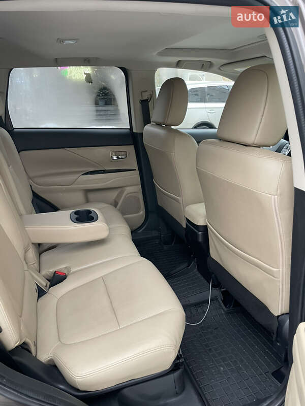 Mitsubishi Outlander 2015