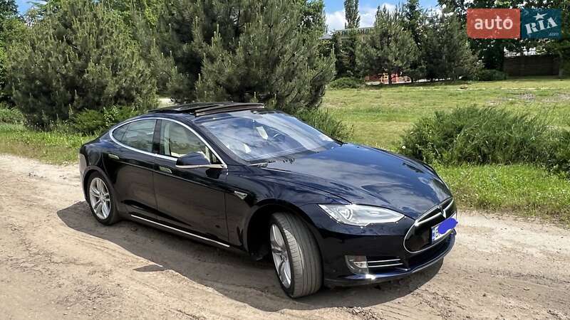 Tesla Model S 2014