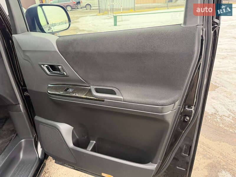 Toyota Vellfire 2013