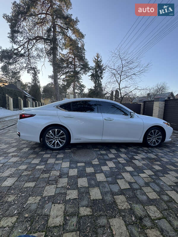 Lexus ES 2020
