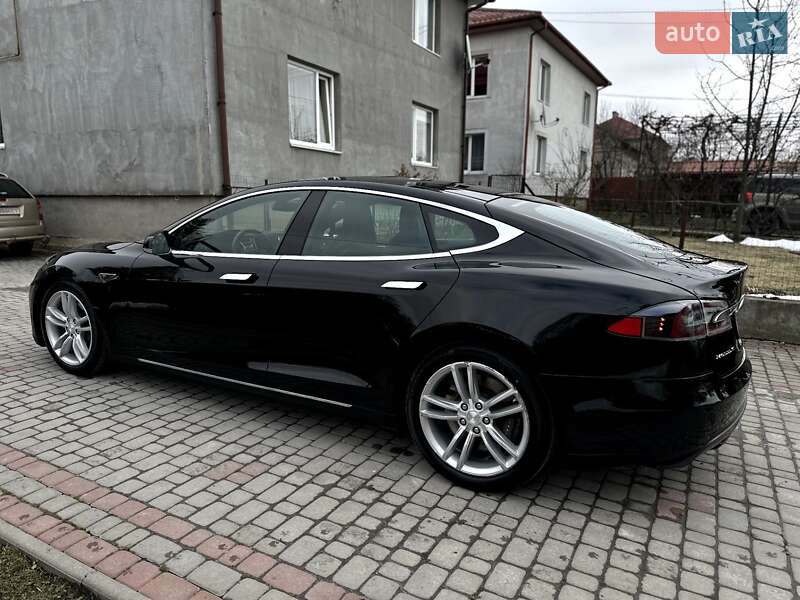 Tesla Model S 2015