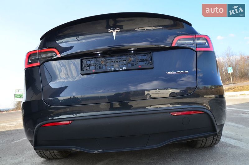 Tesla Model Y 2024
