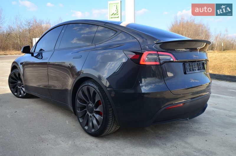 Tesla Model Y 2024