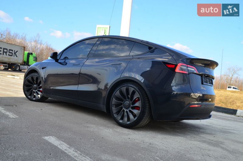 Tesla Model Y 2024