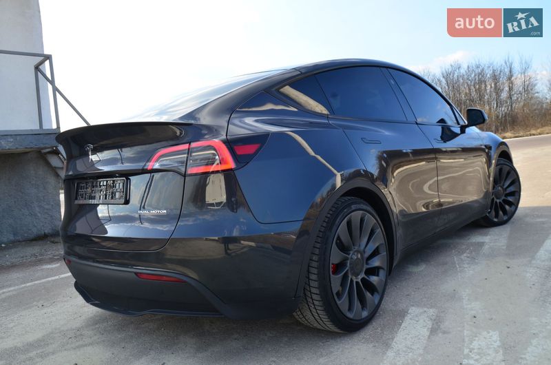 Tesla Model Y 2024