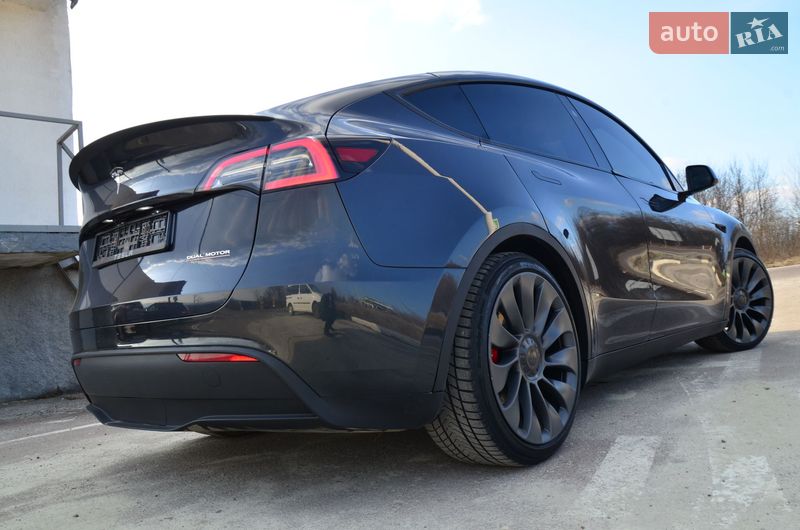 Tesla Model Y 2024
