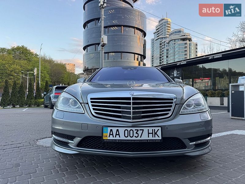 Mercedes-Benz-0