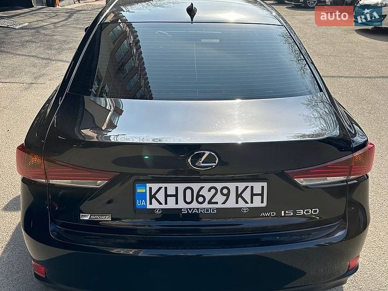 Lexus IS 2019