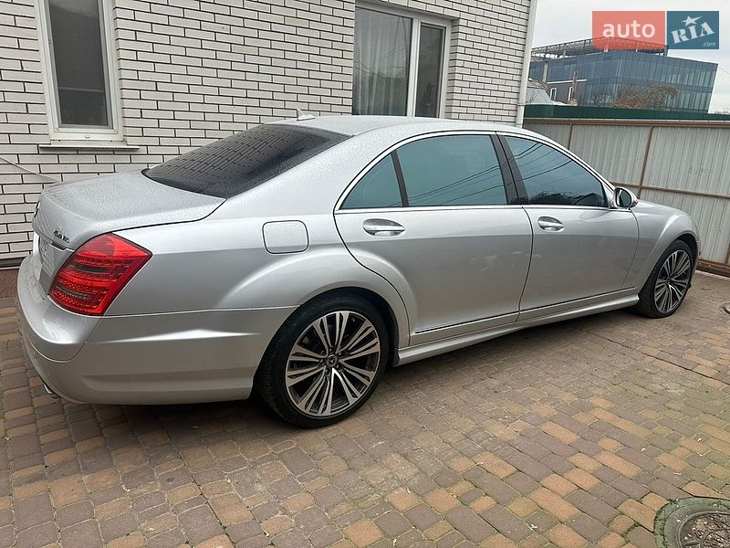 Mercedes-Benz-0