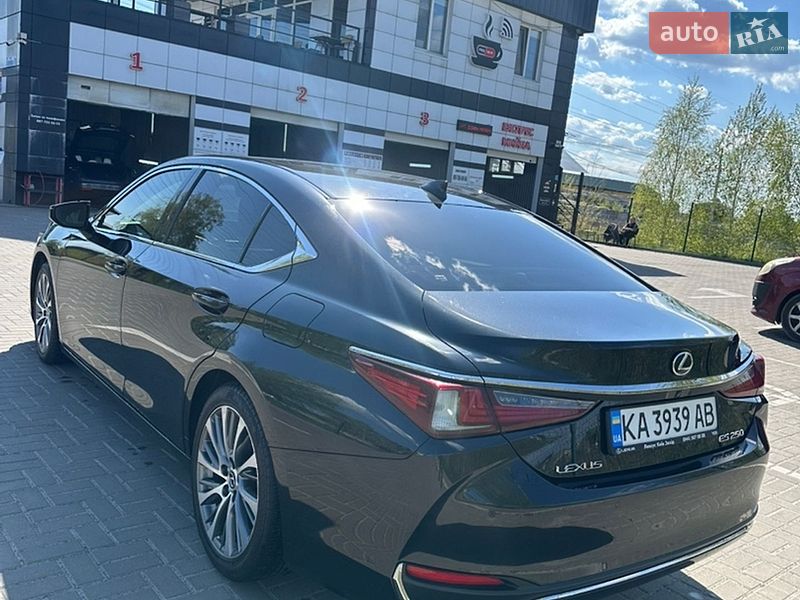 Lexus ES 2020