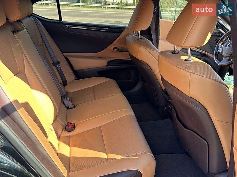 Lexus ES 2020