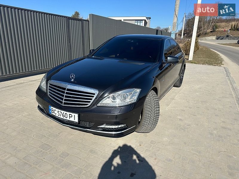 Mercedes-Benz-12