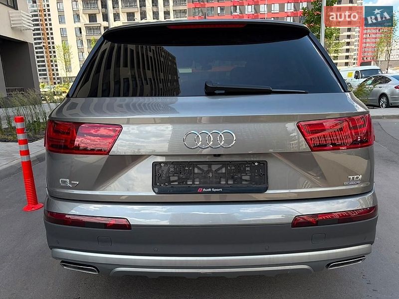 Audi-70