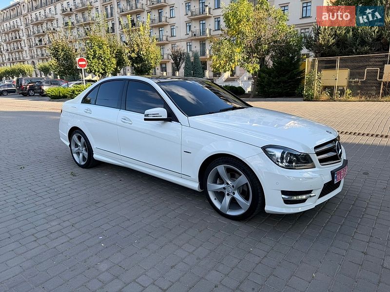 Mercedes-Benz-17