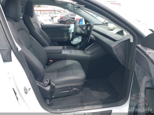 Tesla Model Y 2025 VIN 7SAYGDEE4TF358298 фото оголошення 16 з 33
