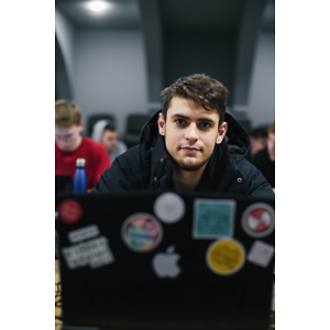 Про продавец Максим Кравченков