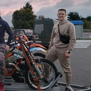 Про продавець Максим Бодак