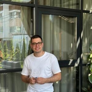 Про продавец Євген Тхор