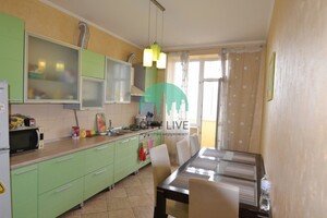 Продажа квартиры, Ивано-Франковск, р‑н. Центр, Новгородская улица, дом 15а