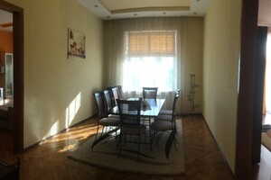 Продаж квартири, Чернівці, р‑н. Центр, Заньковецької Марії вулиця, буд. 15