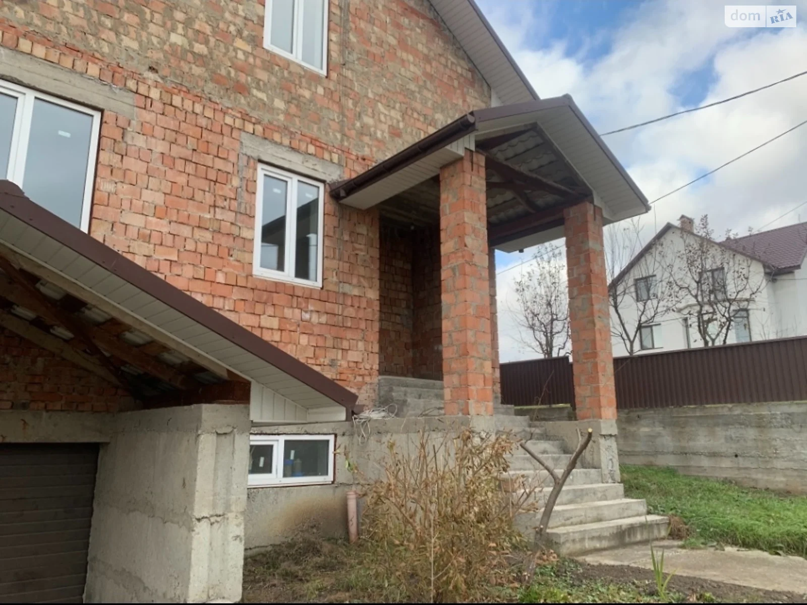 Продается дом на 2 этажа 240 кв. м с камином, цена: 129500 $