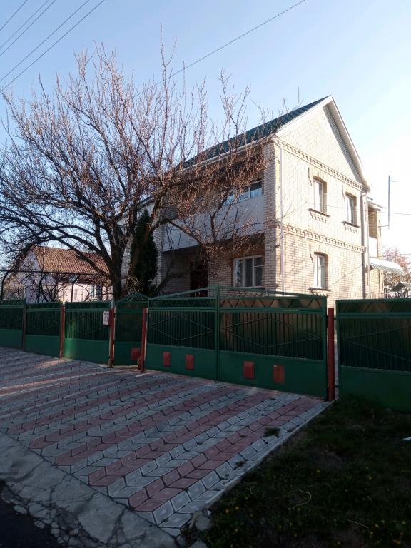 Продается дом на 2 этажа 140 кв. м с террасой, цена: 52000 $ - фото 1