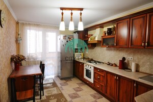Продаж квартири, Івано-Франківськ, р‑н. Каскад, Симоненка Василя (Савельєва) вулиця, буд. 41